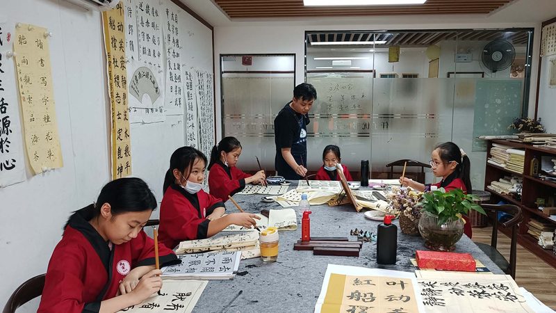 申请工地电工证，需要满足以下条件：