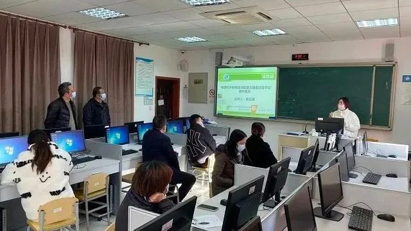 线下课程则具有以下特点：