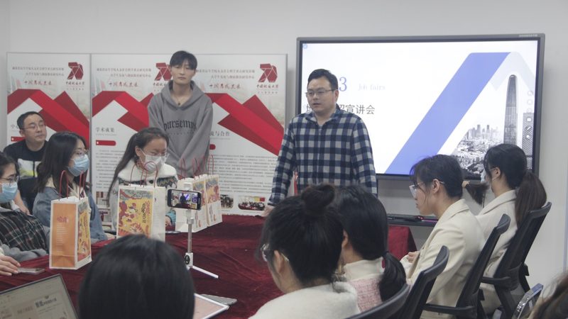 在选择成人高考辅导班时，可以从以下几个方面来参考价格：